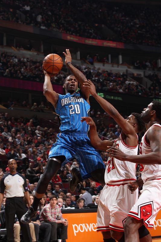 首秀爆冷出 首秀爆冷出